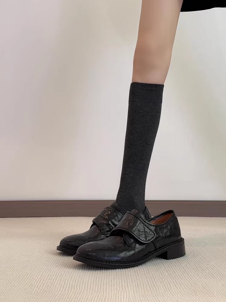 Phiên bản da cừu ~ Giày lười da thật màu đen có khóa dán dành cho nữ, gót thấp, thích hợp đi làm và đi chơi ngoài trời, giày da nhỏ cổ điển.