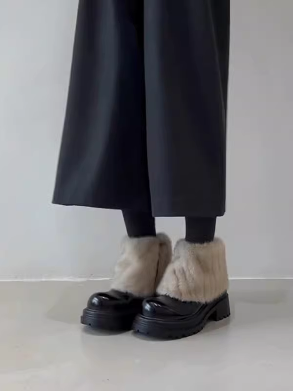 Phiên bản da bò~ Giày bốt cổ ngắn thời trang đế dày kiểu Pháp dành cho phụ nữ nhỏ nhắn, kiểu dáng mùa đông mới với lớp lót lông mềm, giày bốt thời trang hợp xu hướng.