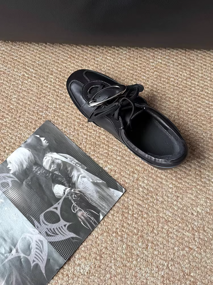 Phiên bản da cừu ~ Giày tập luyện đa năng phong cách punk màu đen dành cho nữ với dây buộc khóa tròn bằng kim loại, giày đế bằng kiểu dáng giản dị cắt sâu