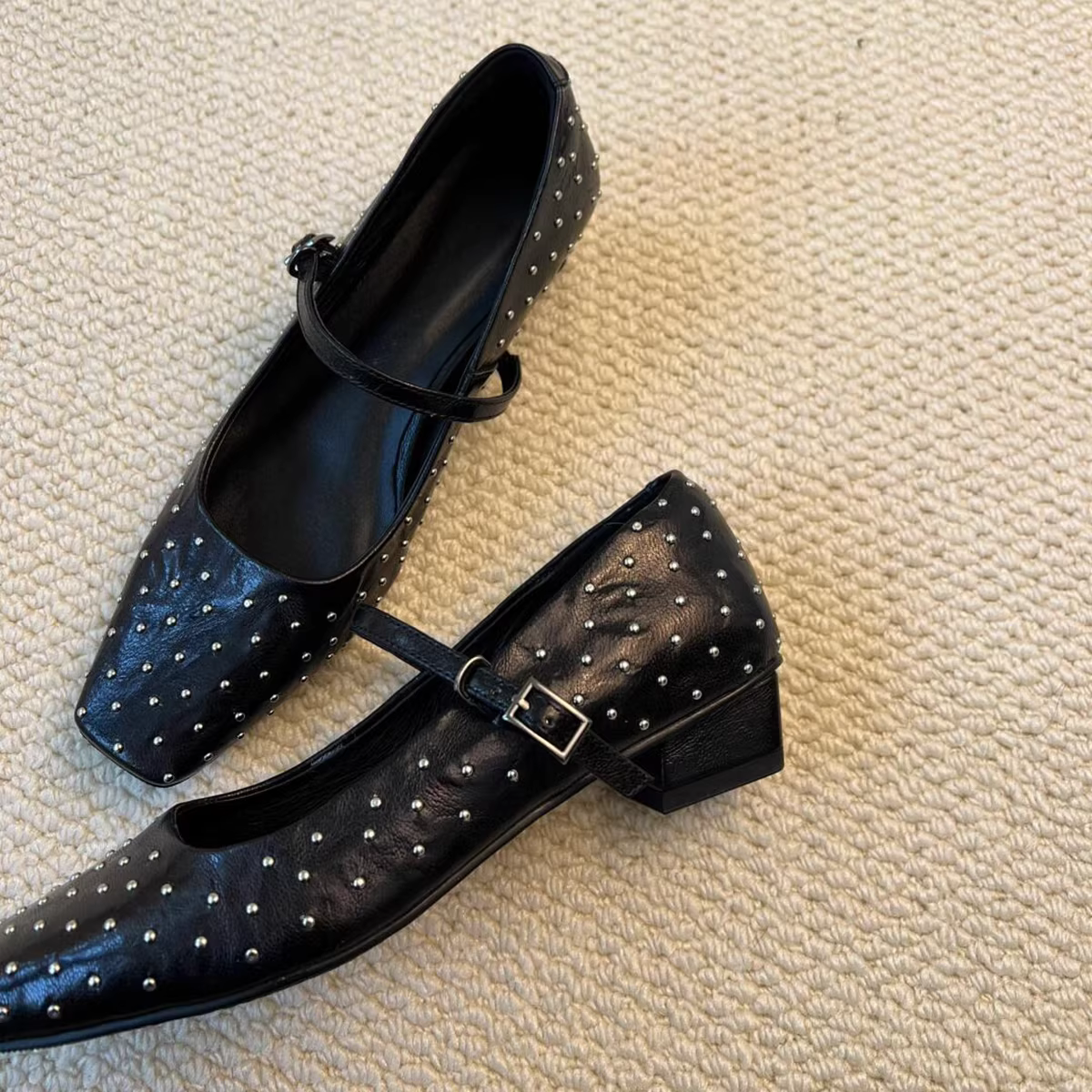 Phiên bản da cừu ~ Giày da độc đáo mũi vuông đính đinh tán kiểu mới dành cho nữ, giày Mary Jane đế thấp quai đơn bằng da thật