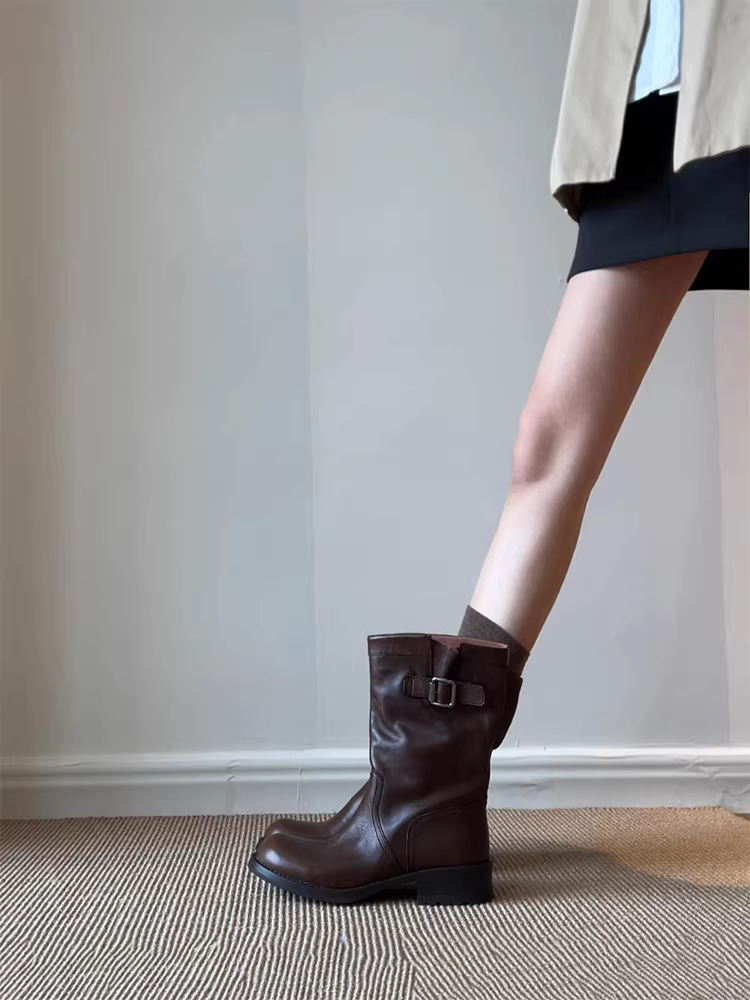 Phiên bản da cừu ~ Giày bốt cao đến giữa bắp chân màu nâu thời trang và tôn dáng mùa thu đông dành cho nữ có khóa thắt lưng, mũi tròn, kiểu Anh Giày bốt Martin