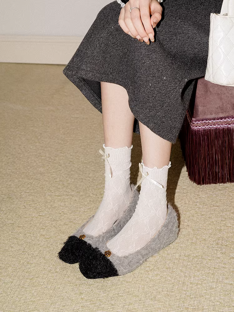 Giày nữ đế bằng kiểu Chanel, phối màu, chất liệu len, kiểu dáng Pháp, tăng chiều cao ẩn, mềm mại và điệu đà.