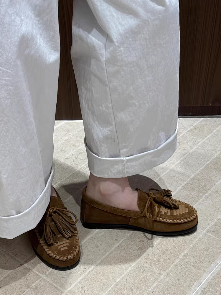 Phiên bản da cừu ~ Giày lười tua rua dệt theo phong cách đất hoang dành cho nữ, giày da lộn đế bằng kiểu mới, kiểu dáng dễ mang