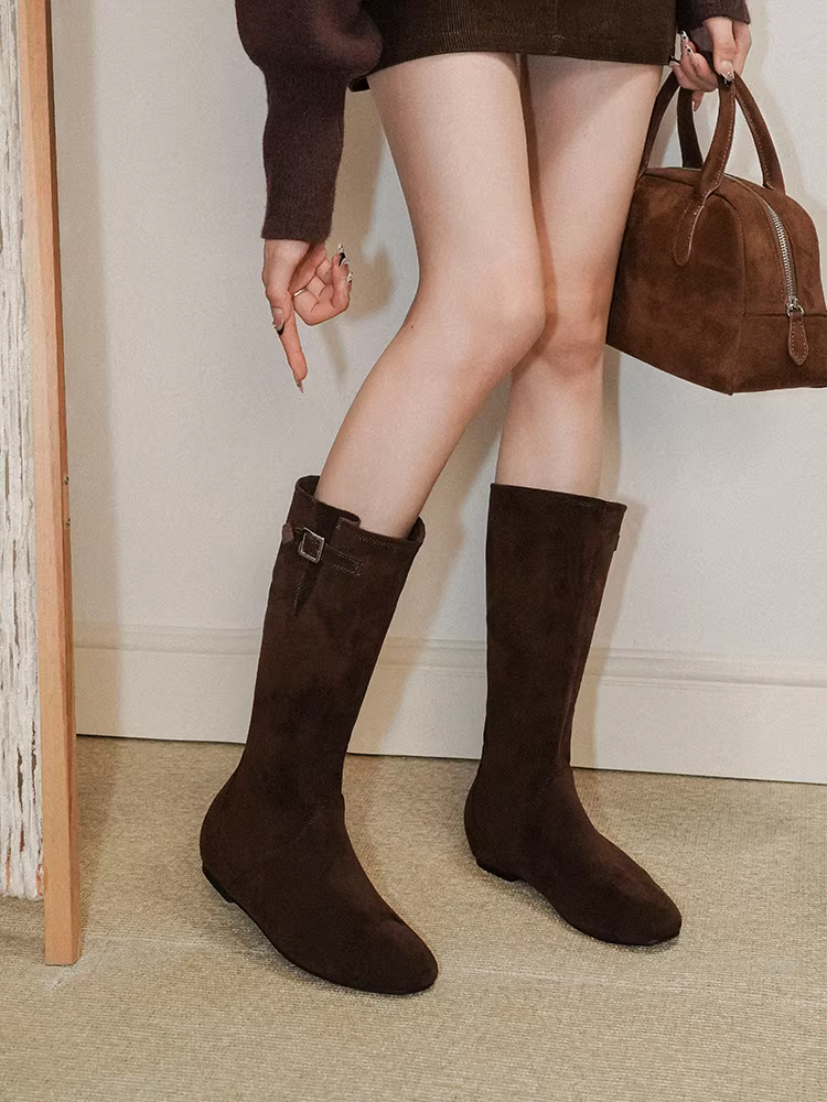 Pear Xiaoqi~ Giày bốt cổ điển dáng dài giúp giảm béo dành cho nữ, tăng chiều cao bên trong đơn giản, mũi tròn, giày bốt đi xe mùa thu đông bằng da lộn đa năng