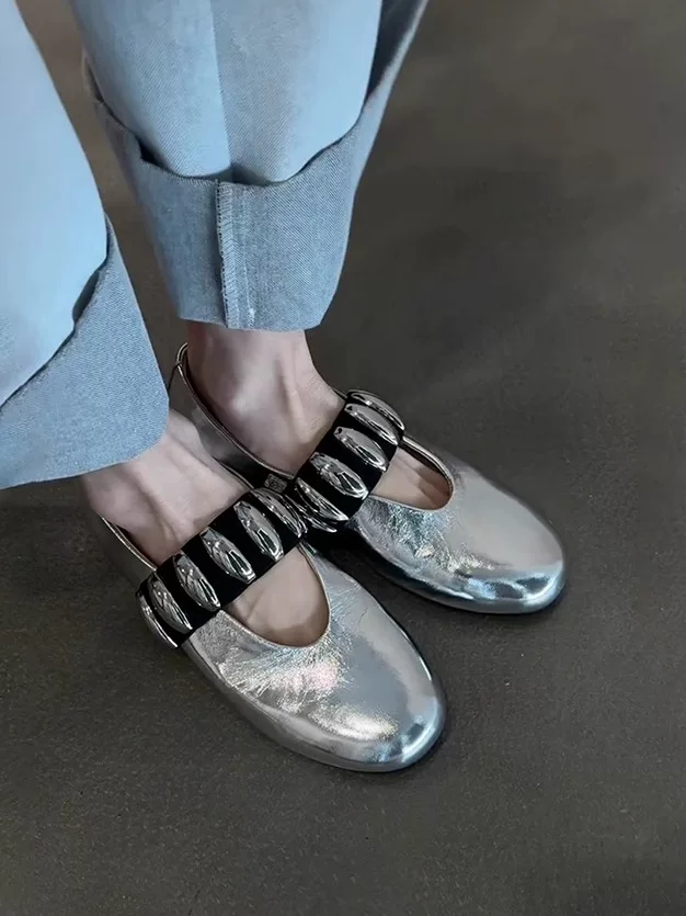 Phiên bản da cừu ~ Giày Mary Jane quai ngang kiểu áo khoác ngoài màu bạc thiết kế mới dành cho nữ với khóa kim loại và đế bằng