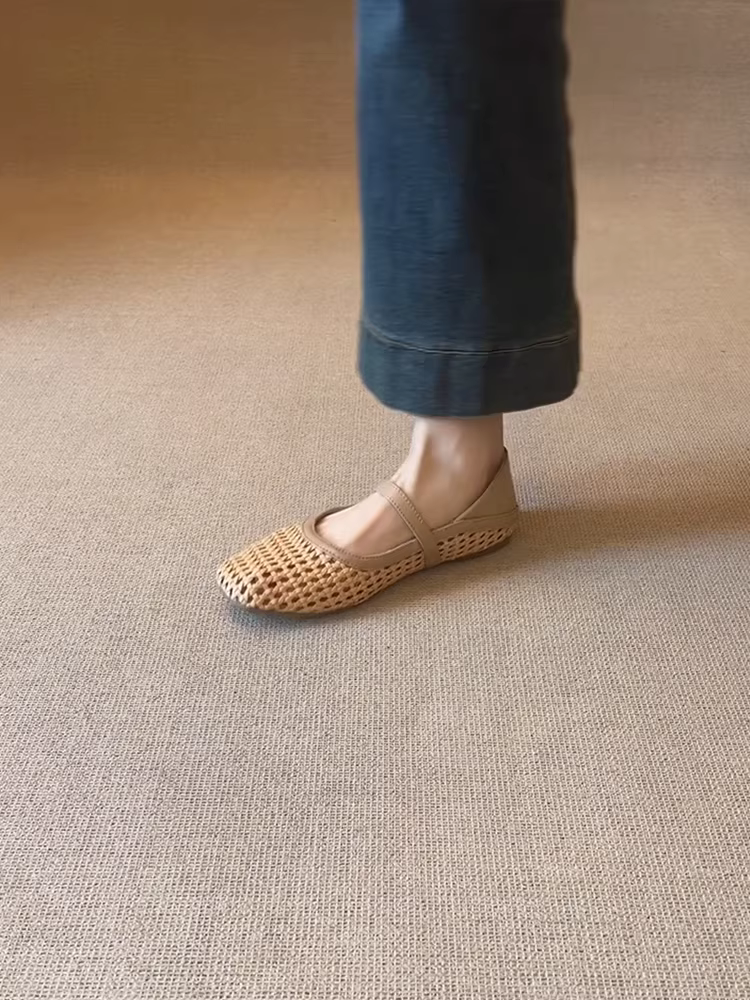 Phiên bản da cừu ~ Dép Mary Jane kiểu Pháp dệt nghệ thuật, thoáng khí, có lỗ rỗng dành cho nữ với quai đơn và đế bằng.
