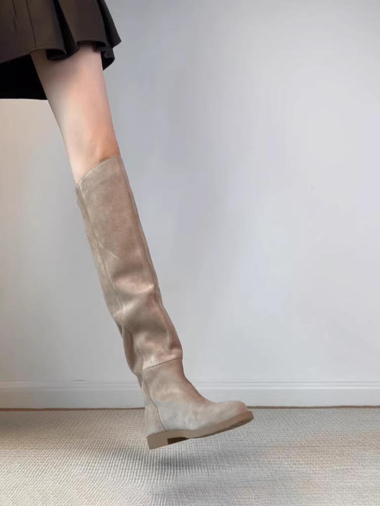 Phiên bản da bò ~ bốt cưỡi ngựa cao đến đầu gối kiểu cổ điển dành cho nữ, bốt cao cổ dáng rộng chất liệu da lộn, gót dày, đế bằng, kiểu dáng giản dị, giúp thon gọn chân