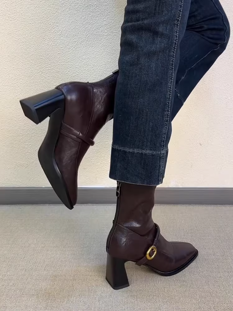 Phiên bản da bò ~ Giày bốt Martin cổ điển cao gót thon gọn dành cho nữ, giày bốt cổ ngắn đi làm gót vuông kiểu cổ điển, giày bốt thon gọn mũi vuông co giãn