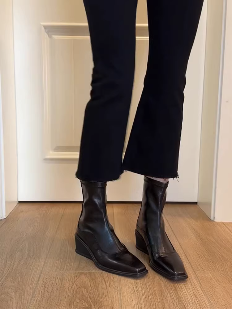 Phiên bản da bò ~ Giày bốt da thật kiểu dáng vuông mũi, tăng chiều cao, kiểu dáng thời trang, chất liệu da thật co giãn, kiểu dáng ôm sát, có gót wedge và khóa kéo phía sau, kiểu dáng cổ điển đơn giản dành cho nữ.