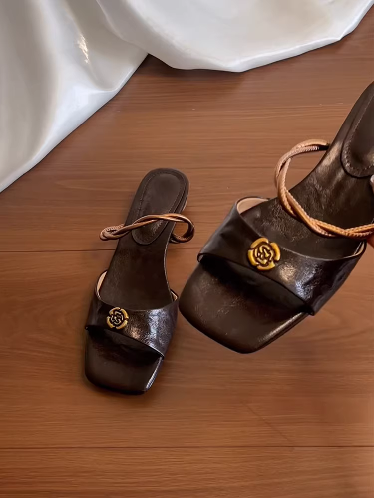 Phiên bản da cừu ~ Dép xỏ ngón da thật kiểu retro mới dành cho nữ, dép xỏ ngón đế thấp hoa trà đa năng, kiểu dáng mở mũi