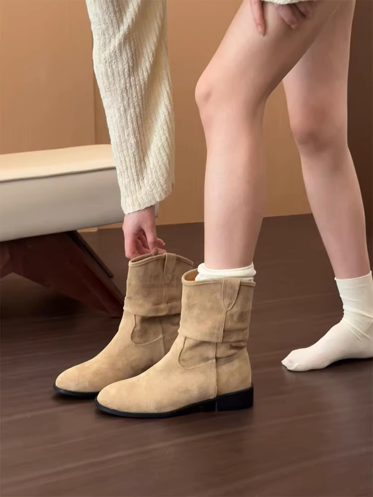 Phiên bản da bò ~ Giày bốt xếp ly da lộn cổ điển dành cho nữ, giày bốt kiểu phương Tây mũi tròn mới, giày bốt ngắn thon gọn và thời trang