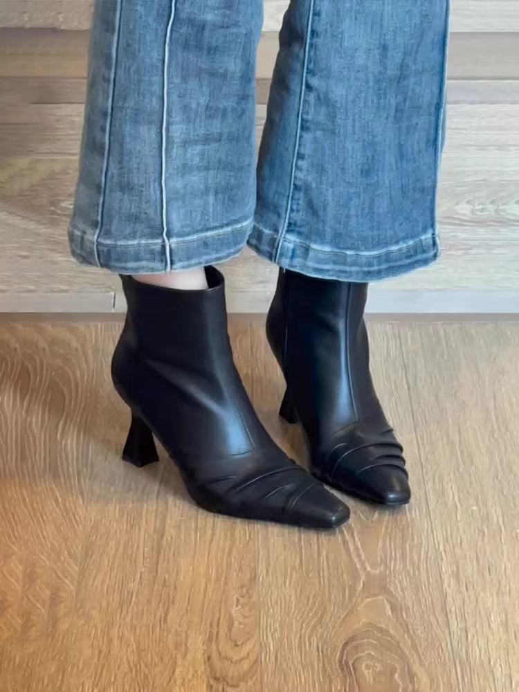 Phiên bản da bò ~ Giày bốt ngắn mũi vuông bằng da thật có gót cao, bốt đen thon gọn đa năng theo phong cách Pháp.