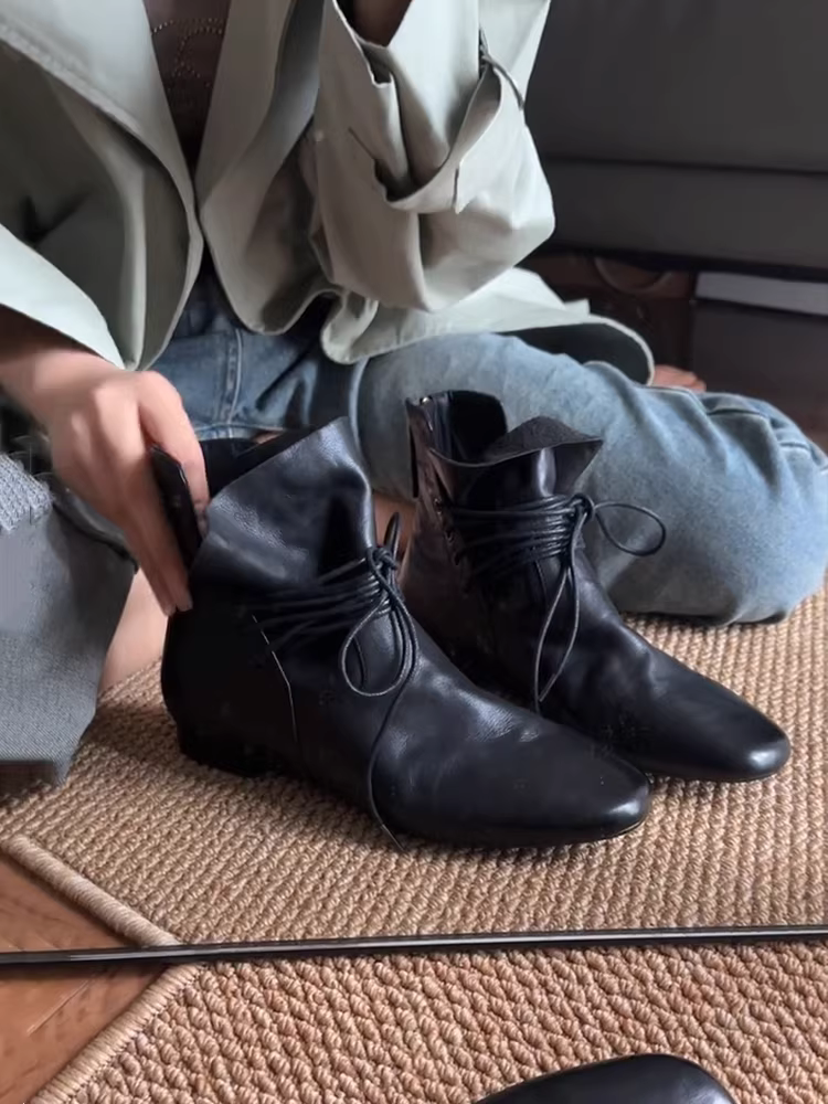 Phiên bản da bò ~ Giày bốt Martin buộc dây phong cách cổ điển mới lạ, hợp thời trang dành cho nữ, mũi vuông cổ điển, kiểu dáng xù xì, đế bằng.