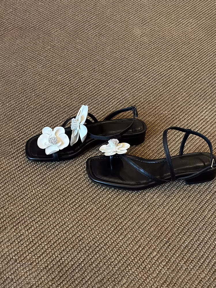 Phiên bản da cừu ~ Dép đế bằng họa tiết hoa màu đen dành cho nữ, phong cách đi nghỉ, mũi vuông, hở mũi, dép thời trang da thật đa năng