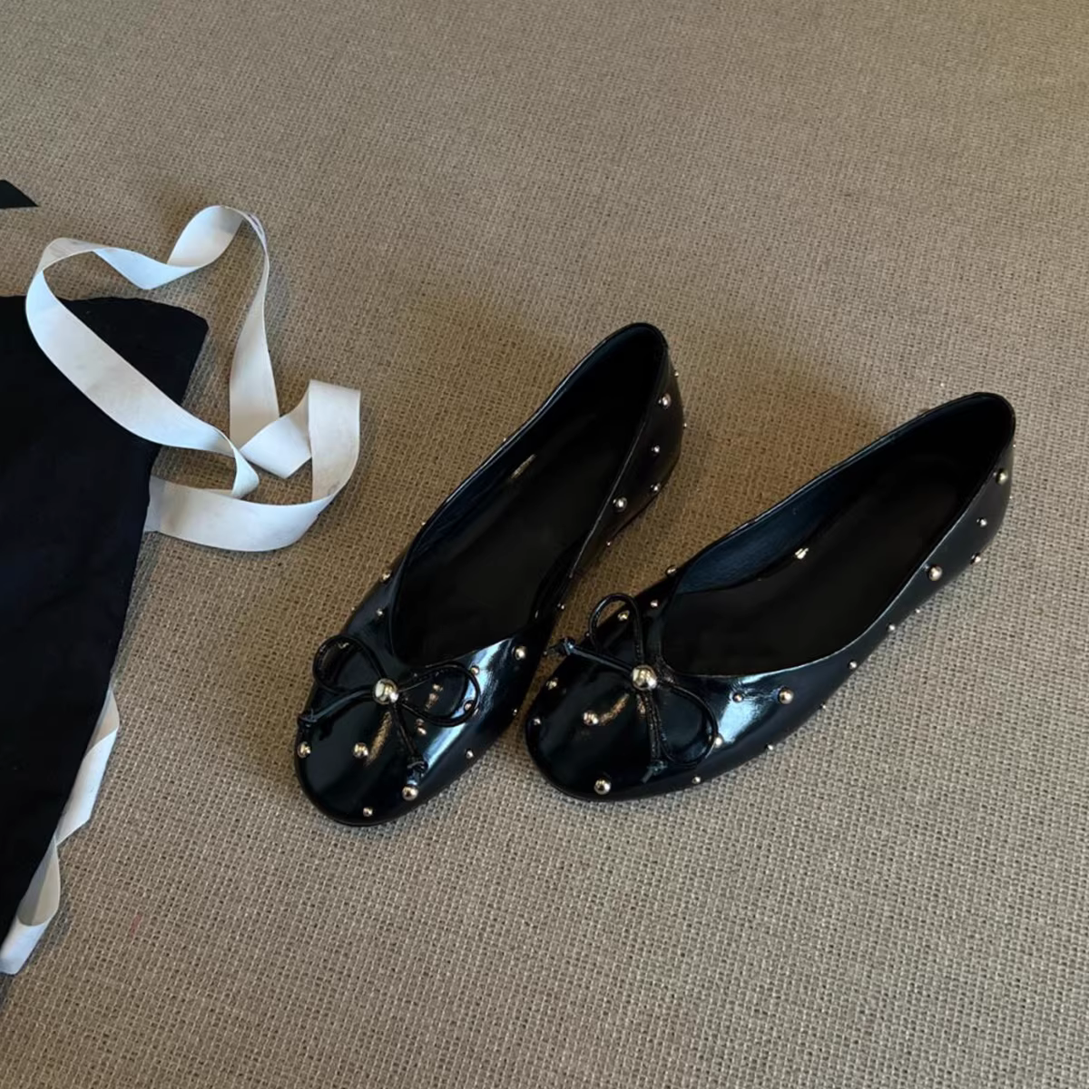 Phiên bản da cừu ~ Giày đế bằng nông thời trang có đinh tán dành cho nữ, giày đơn có nơ kiểu Pháp, giày dạ hội đa năng kiểu slip-on.