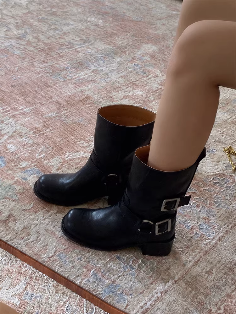 Pear Xiaoqi~ Giày bốt kiểu Anh có khóa thắt lưng đa năng dành cho nữ, giày bốt Martin mới có gót dày bằng da thật, thân rộng, giúp thon gọn