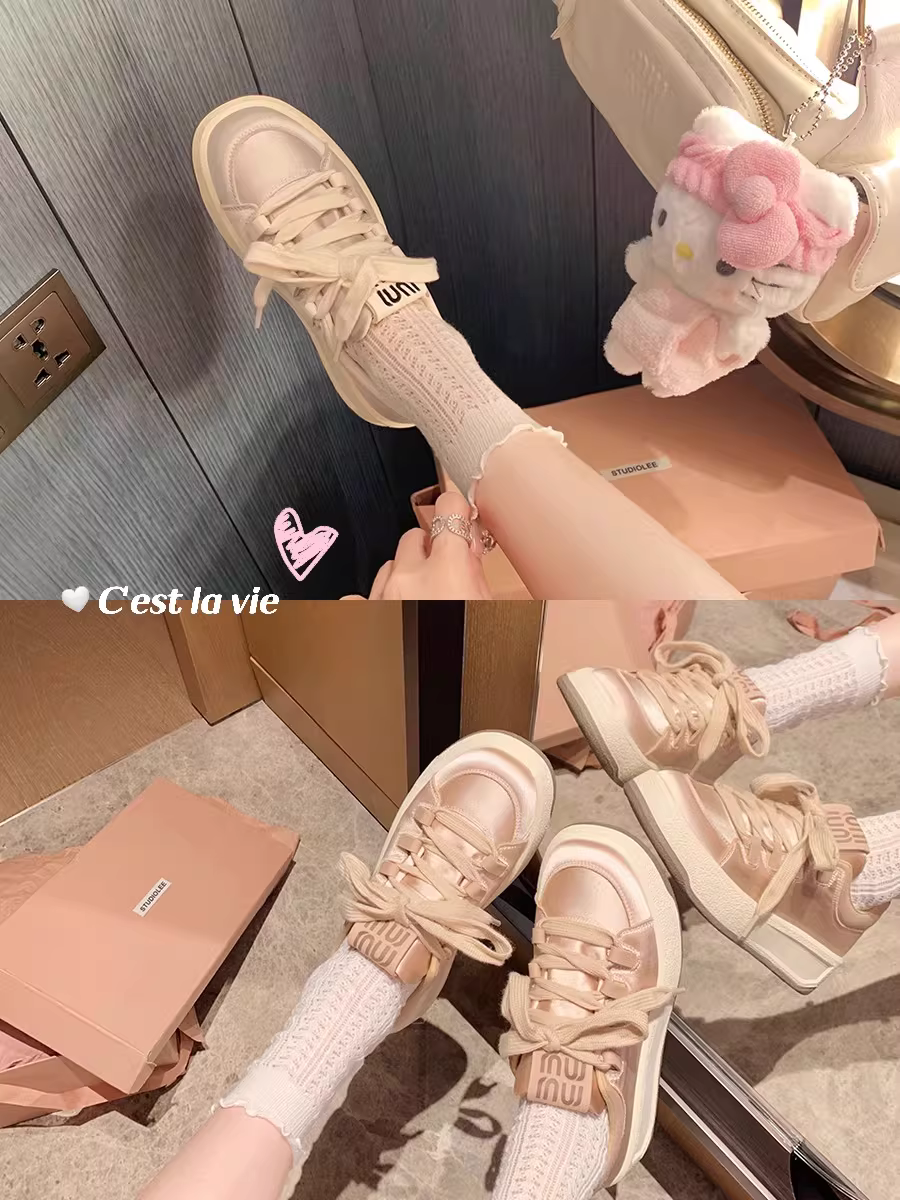 Giày satin mũi tròn, đế dày, buộc dây, nhẹ, tăng chiều cao, giày thể thao thông thường dành cho nữ, giày trắng đa năng cho mùa xuân và mùa thu.