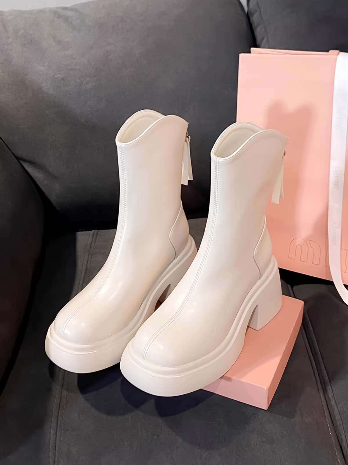 Pear Xiaoqi~ Giày bốt Martin đế dày tăng chiều cao dành cho nữ, phong cách Anh, khóa kéo phía sau, bốt ôm dáng cắt chữ V, gót dày, da thật, bốt ngắn màu trắng.