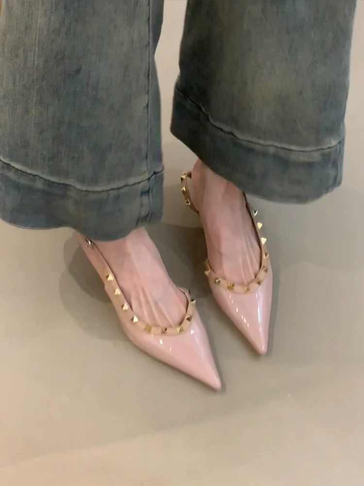 Phiên bản da cừu ~ Giày sandal nữ kiểu tiên nữ dịu dàng kiểu Pháp thanh lịch, giày cao gót mũi nhọn bằng da sáng bóng có đinh tán, mũi kín
