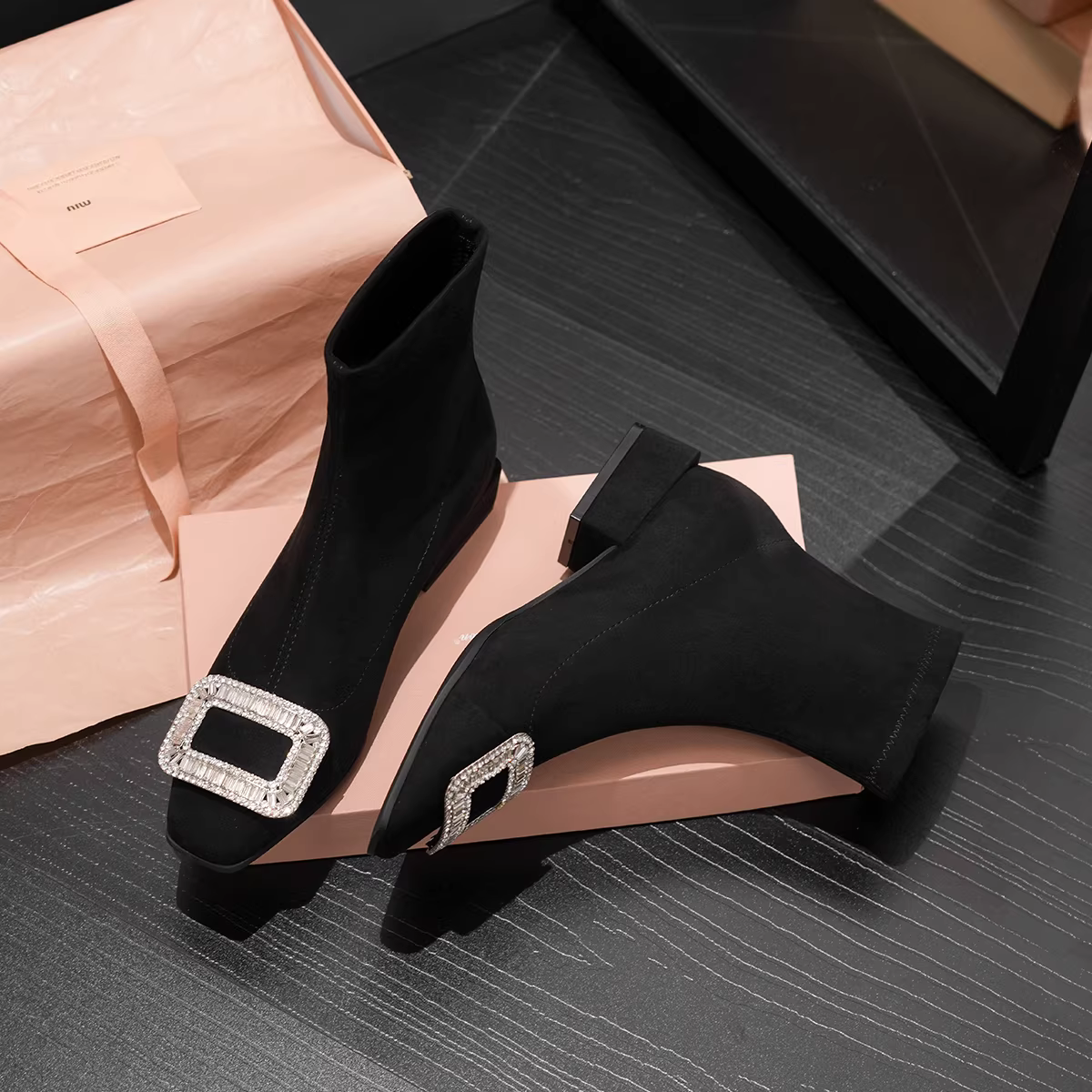 Giày bốt mỏng cho nữ, bốt ngắn gót thô, bốt cổ chân kiểu Pháp, bốt da lộn mũi vuông đính đá, bốt Martin tôn dáng hợp thời trang.