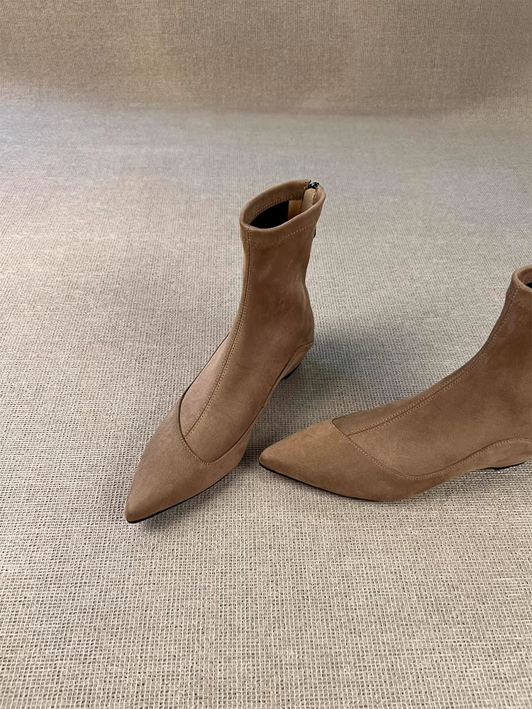 Pear Xiaoqi~ Giày bốt đơn giản và thon gọn dành cho nữ, mũi nhọn kiểu cổ điển, tăng chiều cao bên trong, bốt co giãn dành cho nữ, khóa kéo phía sau, da lộn, bốt ngắn thanh lịch.