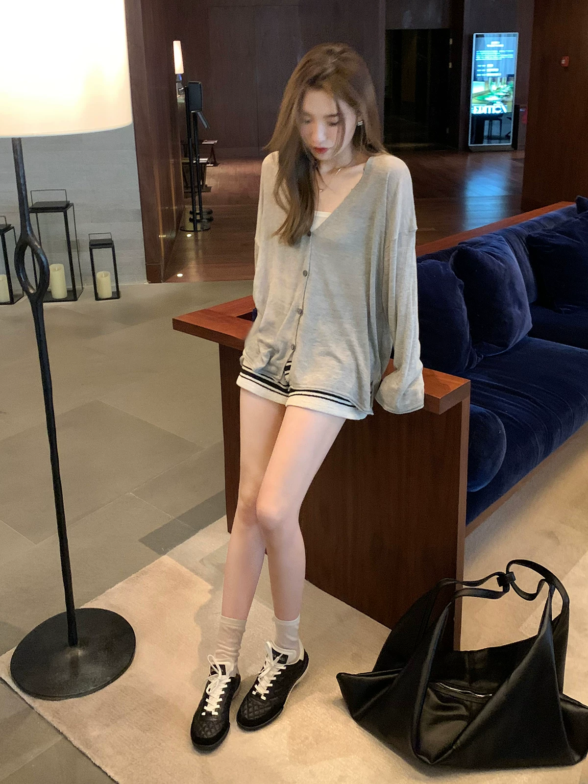 Phiên bản da bò ~ Giày thể thao đế dày kiểu Chanel bằng da thật dành cho nữ, giày chạy bộ đế bằng, giày thể thao màu trắng có họa tiết kim cương và thiết kế buộc dây.