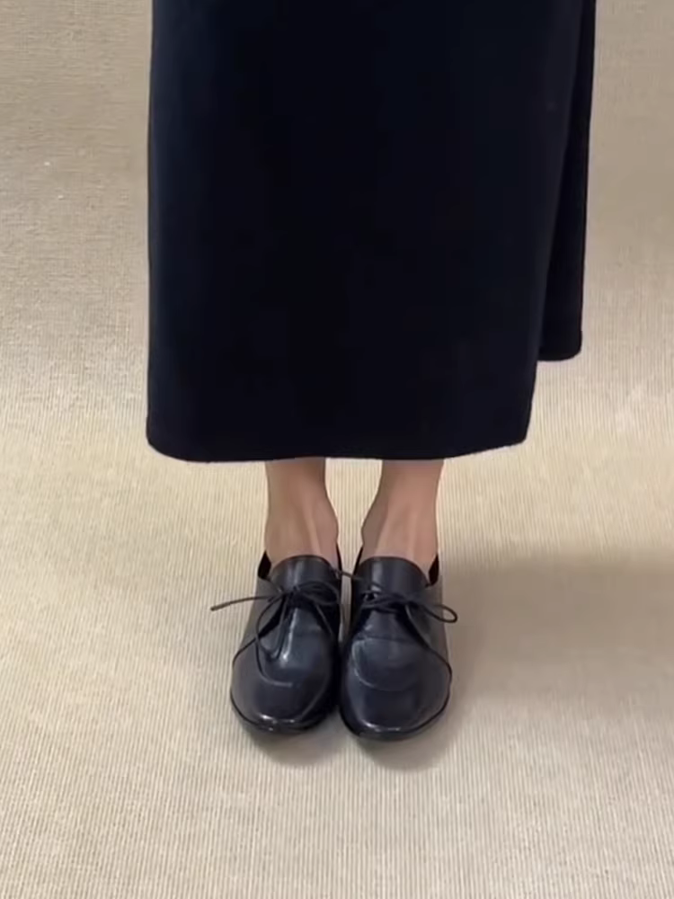 Phiên bản da cừu ~ Giày đơn nhỏ màu đen có dây buộc mới dành cho nữ, giày lười da thật đế dày cổ điển, giày da nhỏ cổ điển.