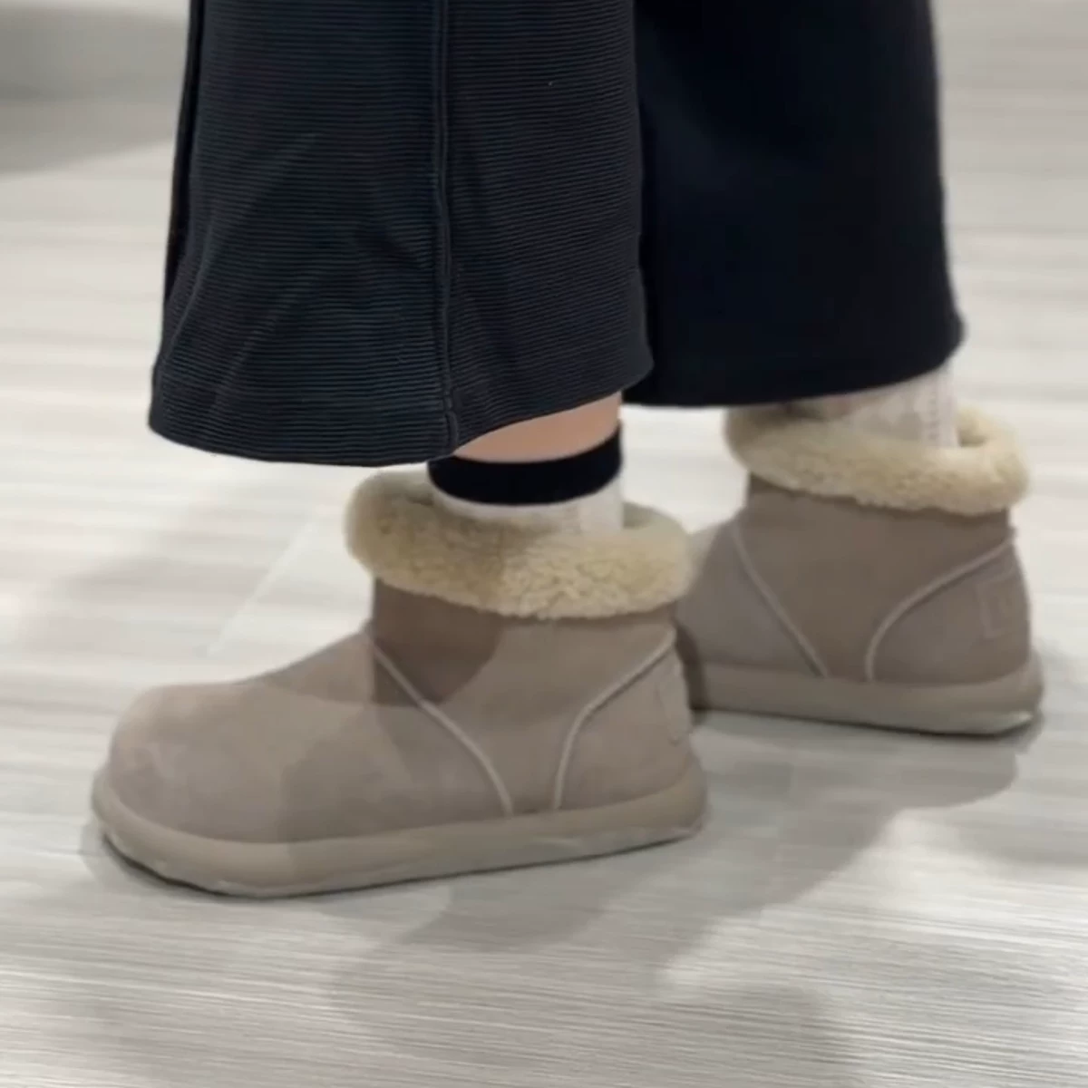 Phiên bản da bò ~ Giày bốt Birkenstock bằng da thật lót lông cừu dành cho nữ, giày bốt đi tuyết ấm áp bằng da lộn cổ điển, giày cotton đế dày kiểu Row.