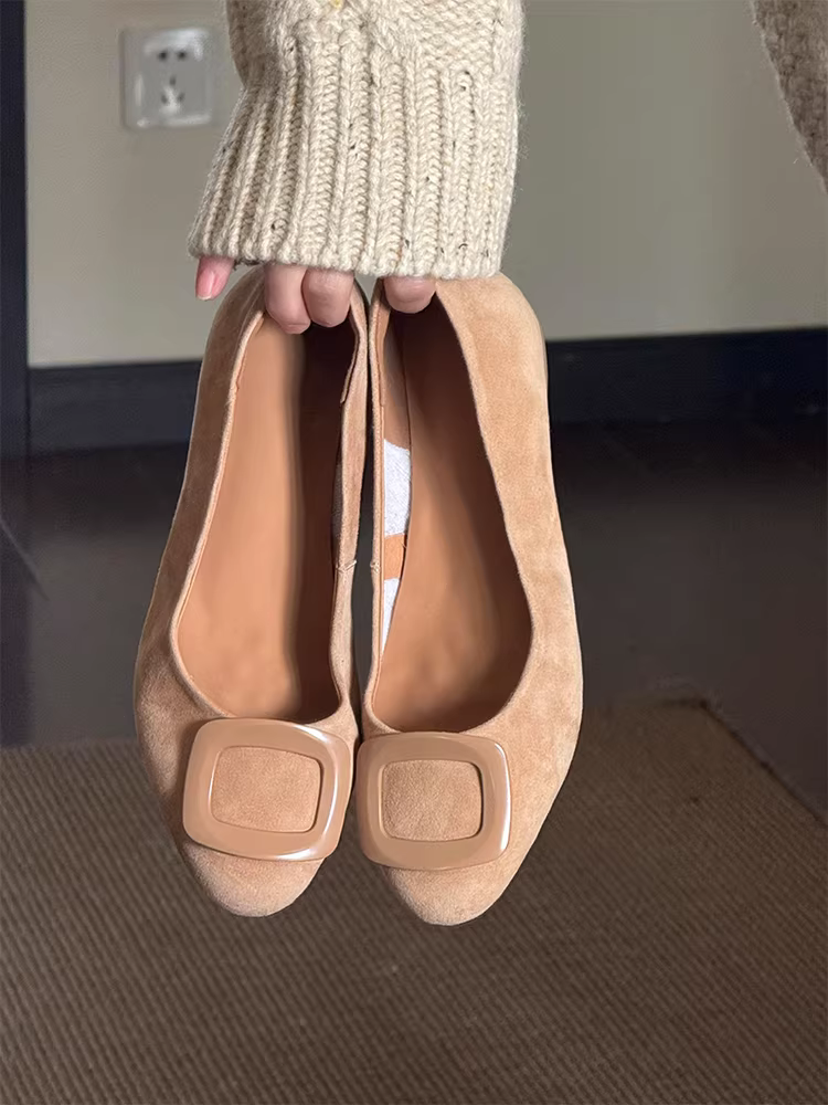 Phiên bản da cừu ~ Giày đế bằng mũi tròn màu mơ dịu dành cho nữ, giày đế bằng da lộn kiểu Pháp có khóa vuông.