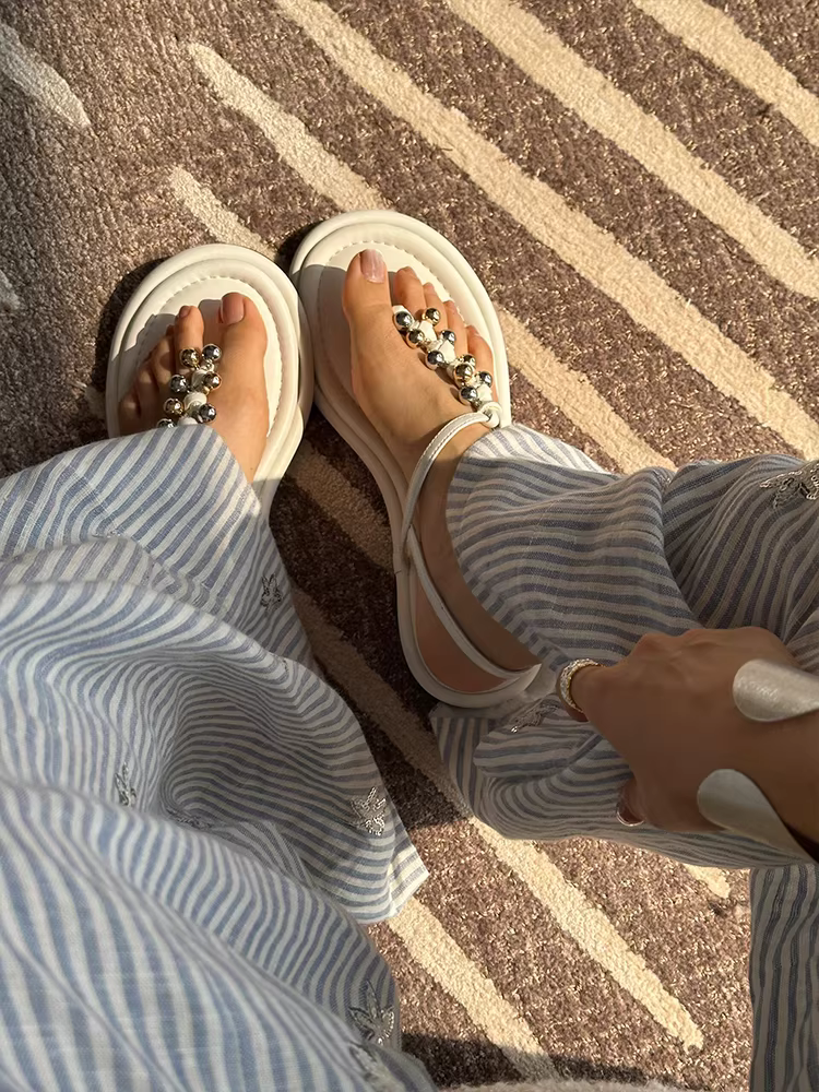 Phiên bản da cừu ~ Dép xỏ ngón đế bằng đa năng mùa hè mới dành cho nữ, thiết kế độc đáo, giày đế bằng kim loại đa năng đi nghỉ mát