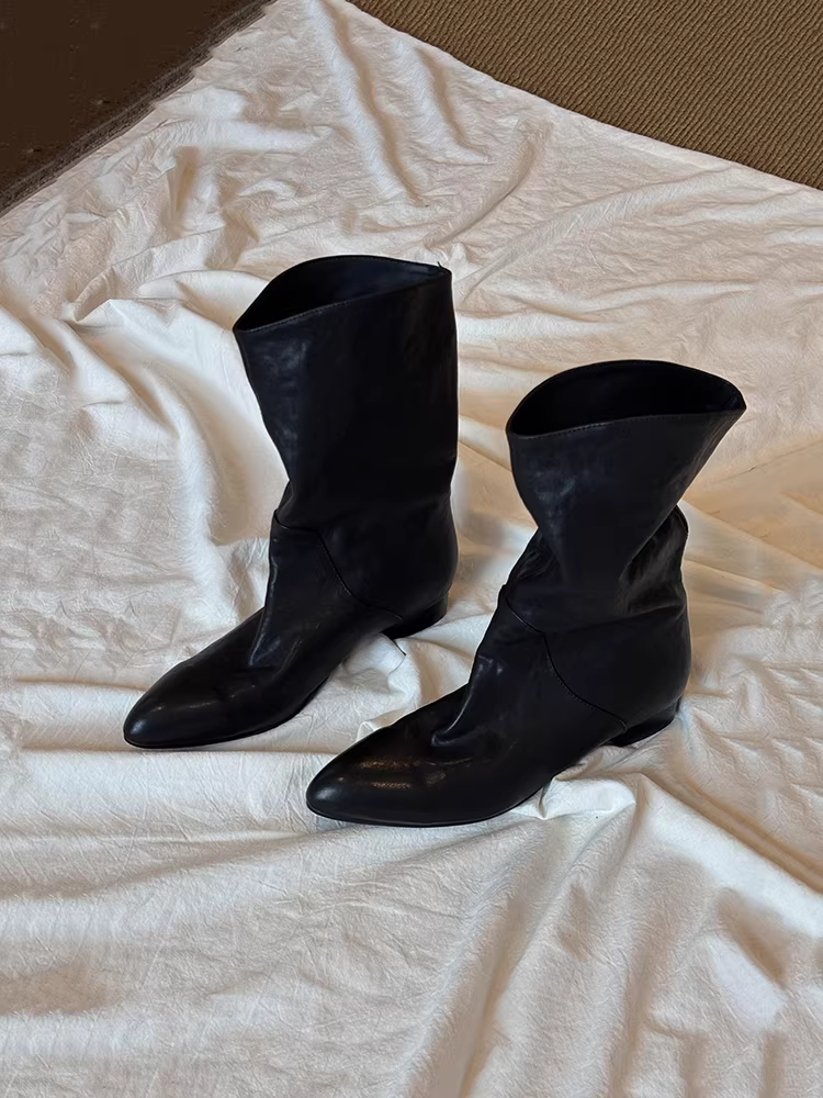 Phiên bản da bò ~ Giày bốt xếp ly cổ điển tối giản màu đen thanh lịch dành cho nữ, mũi nhọn, da đã qua xử lý, gót thấp, giày bốt đến giữa bắp chân giúp thon gọn.