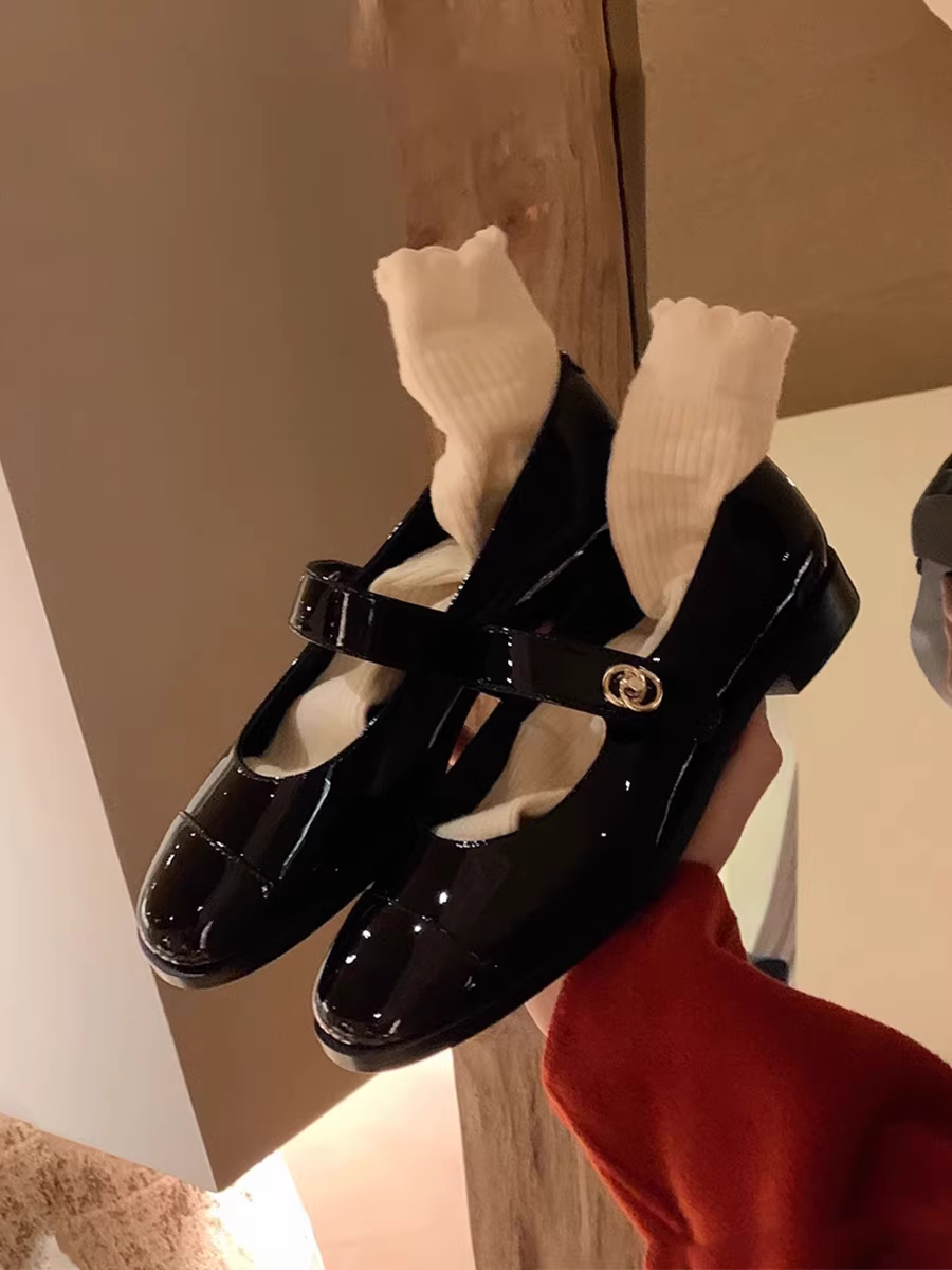 Phiên bản da cừu ~ Giày Mary Jane kiểu Chanel dành cho nữ, giày đế bằng kiểu cổ điển Pháp, quai đơn, gót dày và chất liệu da bóng.