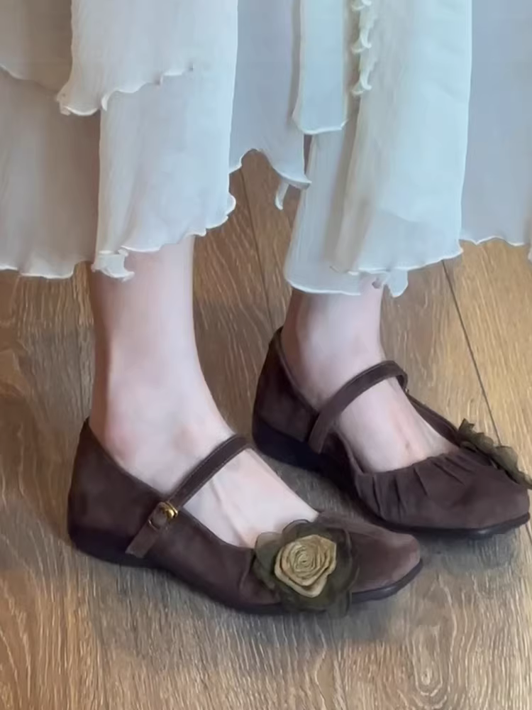 Phiên bản da cừu ~ Giày Mary Jane phong cách nghệ thuật Mori với chân váy, giày đơn nữ bằng da lộn mũi vuông xếp ly họa tiết hoa