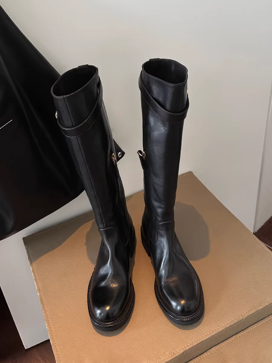 Da bò đã qua xử lý ~ Giày bốt dài mũi tròn bằng da thật có gót dày và khóa thắt lưng, bốt cao quá đầu gối xếp ly dành cho nữ