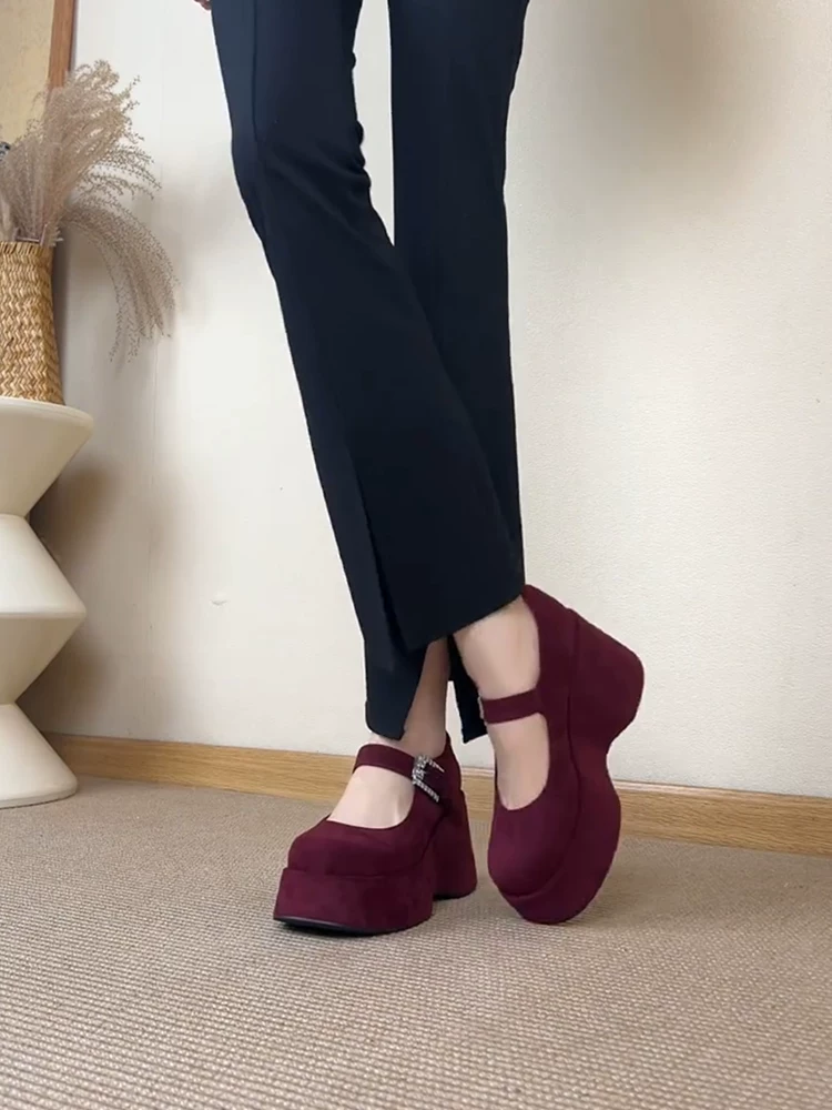 Phiên bản da cừu ~ Giày Mary Jane đế dày đặc biệt dành cho người nhỏ nhắn, có lớp hoàn thiện bằng da lộn, miệng giày nông, quai đơn, đế platform.