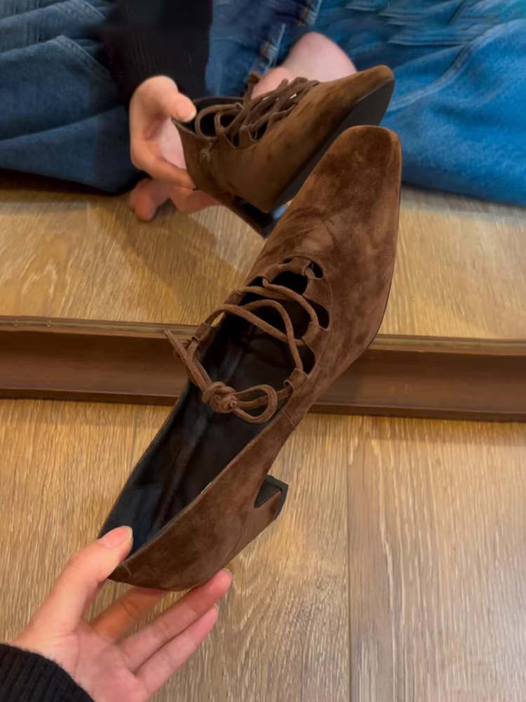 Phiên bản da cừu ~ Giày cao gót da mờ mới dành cho nữ với mũi vuông buộc dây chéo, giày cổ điển thanh lịch, giày đế bằng đa năng và tôn dáng.