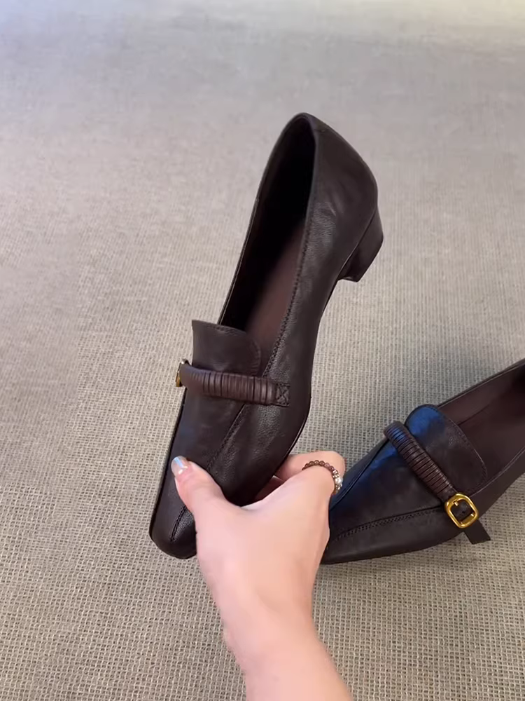 Phiên bản da cừu ~ Giày đế vuông mũi vuông kiểu cổ điển của Pháp, thiết kế mới lạ với kiểu dáng giày lười có khóa thắt lưng.
