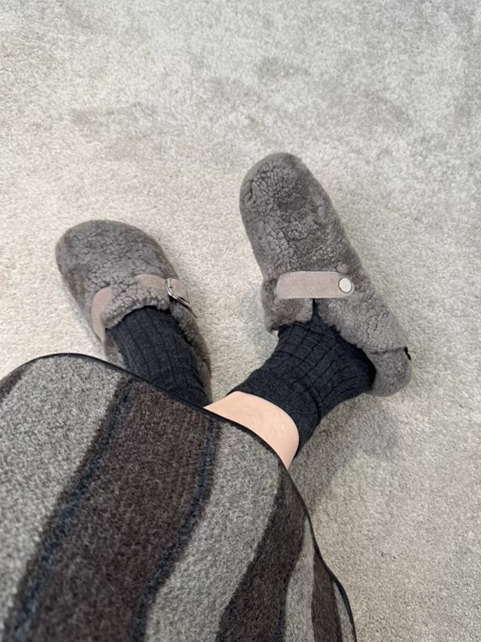 Phiên bản da cừu ~ Giày Birkenstock lông thú cổ điển dành cho nữ, kiểu dáng đa năng, dễ mang, kiểu nửa mules, mũi kín, được lót thêm lông cừu giữ ấm mùa đông.