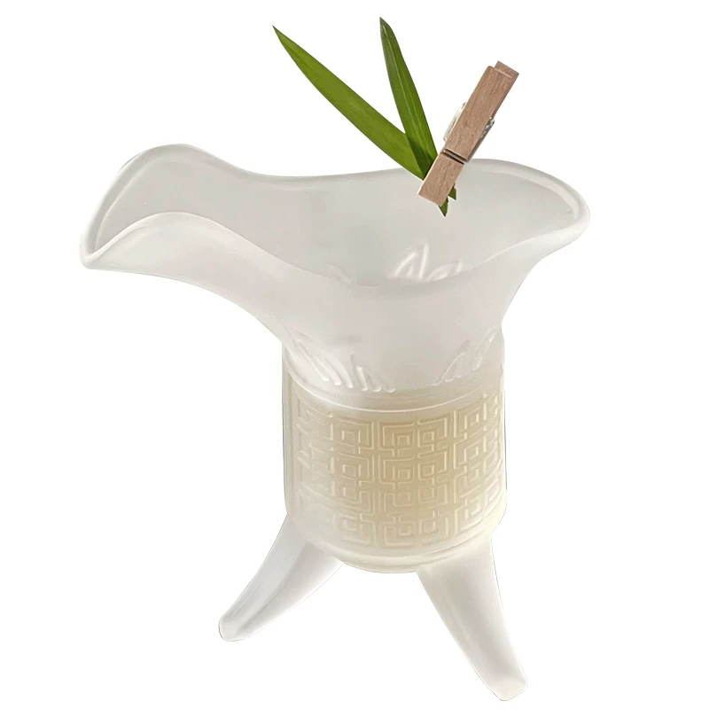 Ly thủy tinh ba chân kiểu dáng hoàng gia thời thượng, sáng tạo và độc đáo dành cho quán trà, đồ uống trà và cà phê đá Americano Latte.