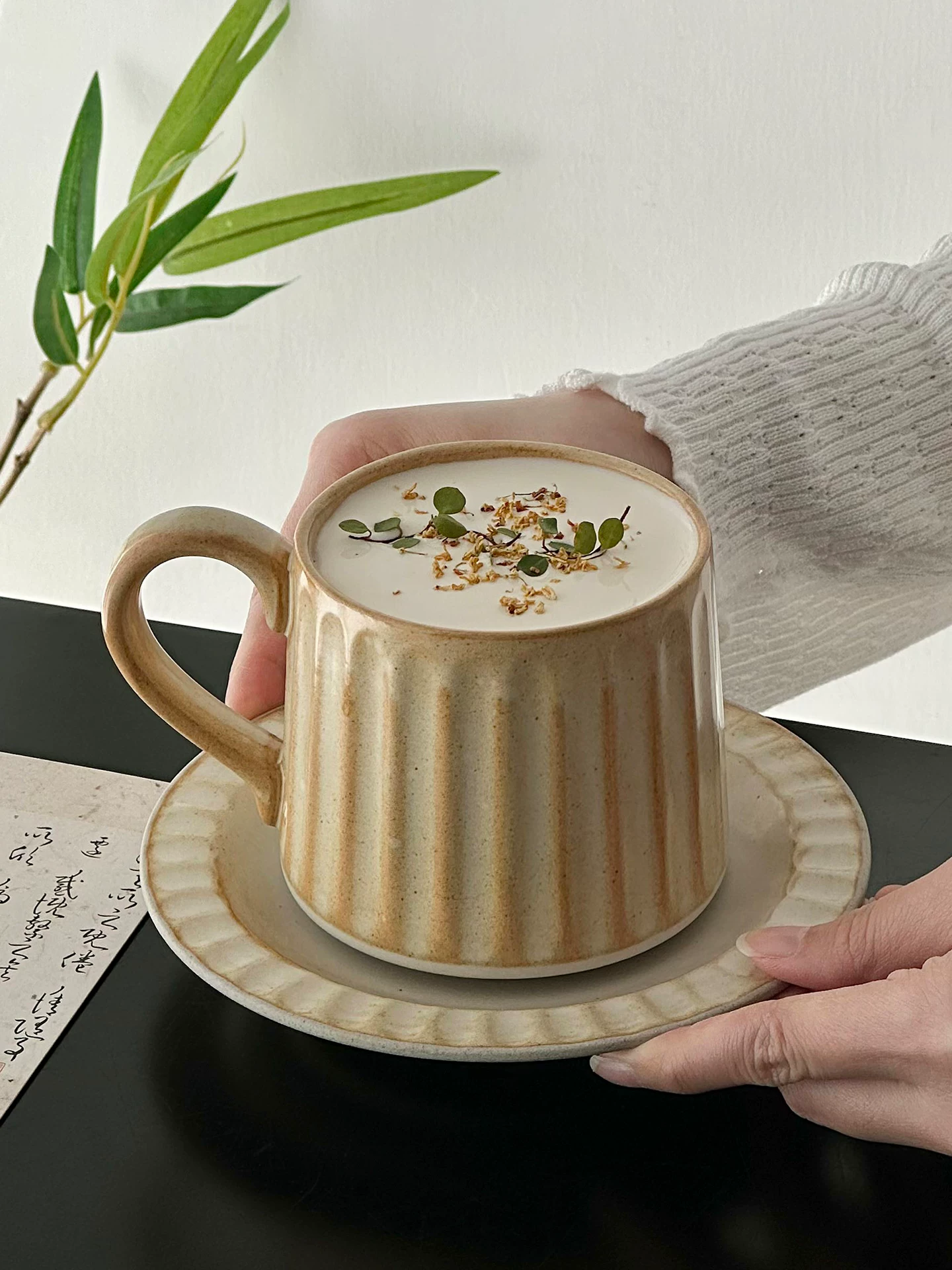 Bộ tách và đĩa uống cà phê cổ điển với thiết kế độc đáo, tách sứ tinh xảo, cốc, cốc latte, cốc vẽ latte art.