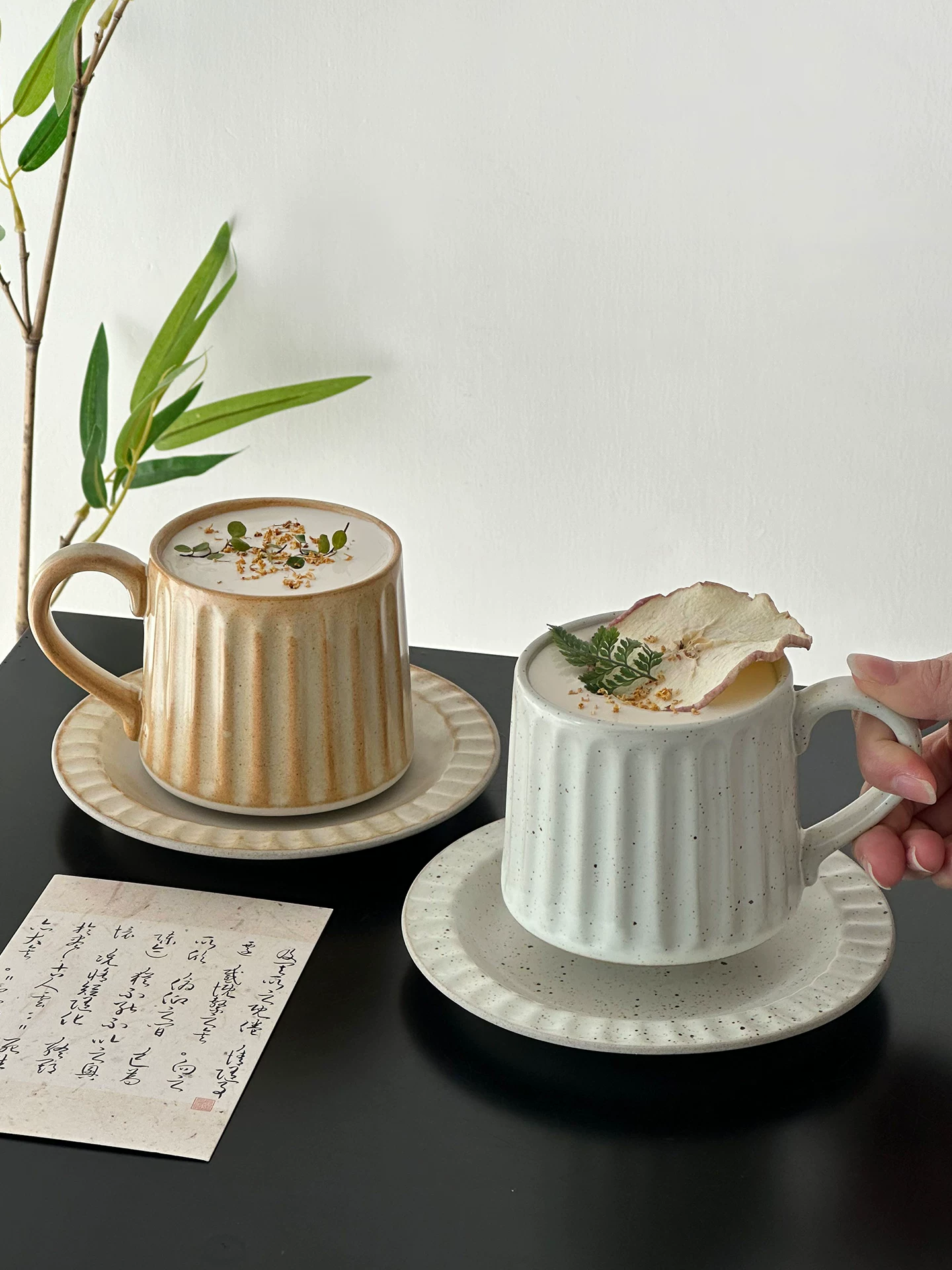 Bộ tách và đĩa uống cà phê cổ điển với thiết kế độc đáo, tách sứ tinh xảo, cốc, cốc latte, cốc vẽ latte art.