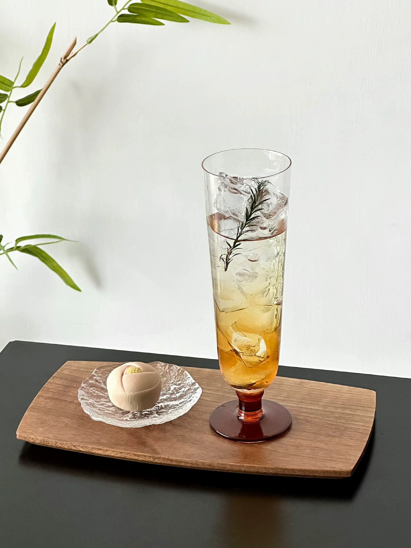 Ly thủy tinh đáy màu hổ phách cổ điển, thiết kế thời trang, ly nước ép, ly uống nước, ly cocktail, ly cocktail cao cấp, ly nước.