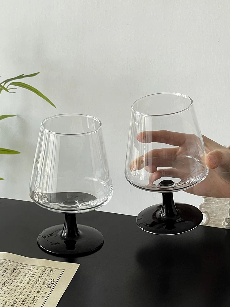 Ly trà và rượu kiểu Trung Quốc, ly thủy tinh cao đáy đen, ly cocktail thẩm mỹ cao, ly cocktail hơi say, ly rượu vang sủi bọt, ly nước.