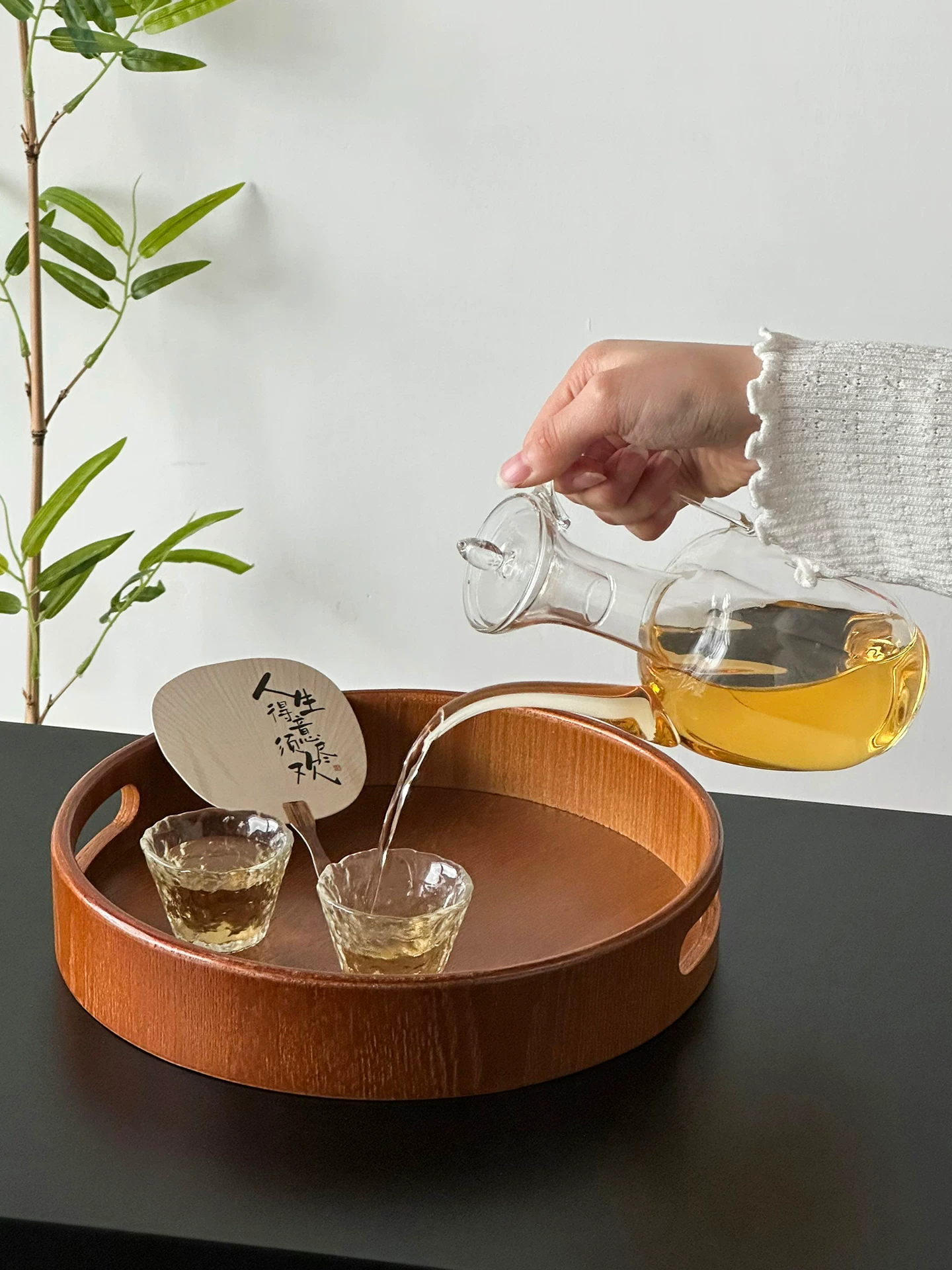 Khay trà gỗ nguyên khối phong cách Trung Quốc cổ điển mới, khay đựng đồ ăn có hai tay cầm sáng tạo, khay đựng cà phê, khay đựng đồ tráng miệng, khay đựng trà.