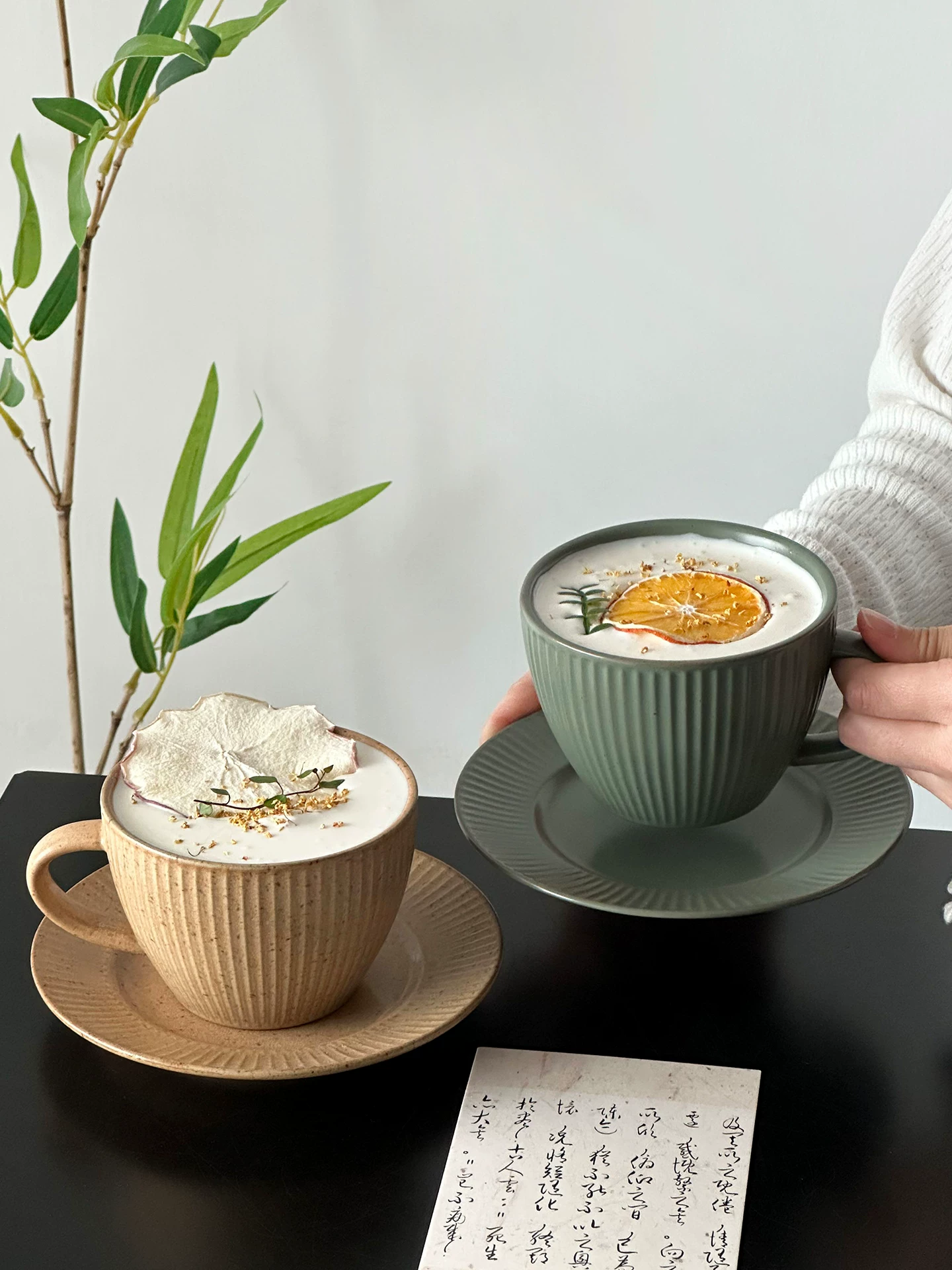 Bộ tách và đĩa uống cà phê cổ điển, thiết kế độc đáo, cốc gốm sứ cao cấp, ly latte sang trọng nhẹ nhàng.
