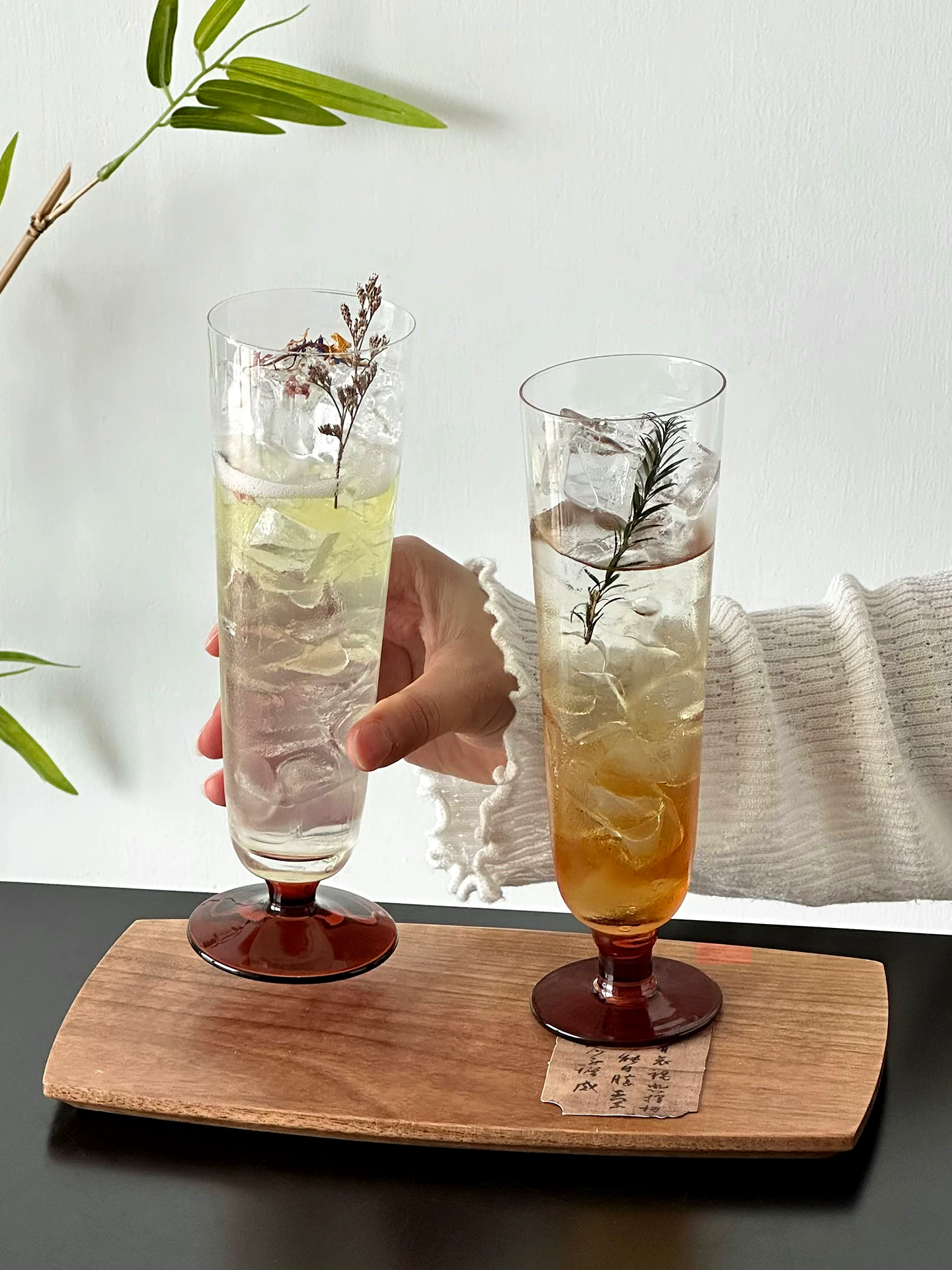 Ly thủy tinh đáy màu hổ phách cổ điển, thiết kế thời trang, ly nước ép, ly uống nước, ly cocktail, ly cocktail cao cấp, ly nước.