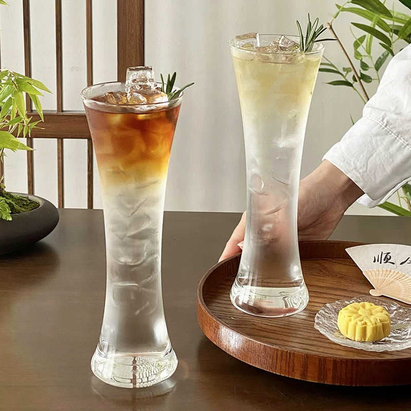 Ly nước ép dài thon, ly cocktail, cốc uống trà chanh, cốc trà và rượu, cốc trà lạnh pha chế tại quán trà.