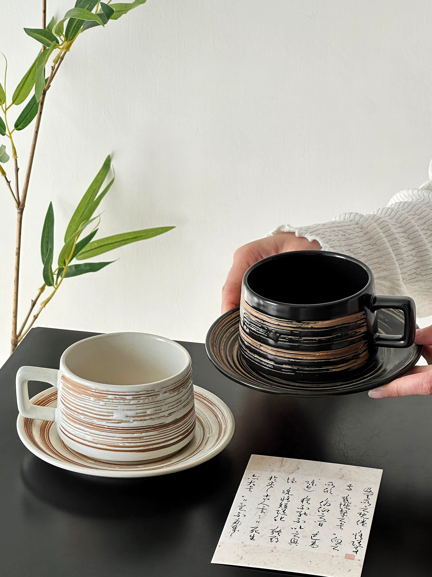 Bộ cốc sứ Vintage Mark có giá trị thẩm mỹ cao, bộ cốc và đĩa uống cà phê kiểu retro, cốc thiết kế độc đáo để uống nước.