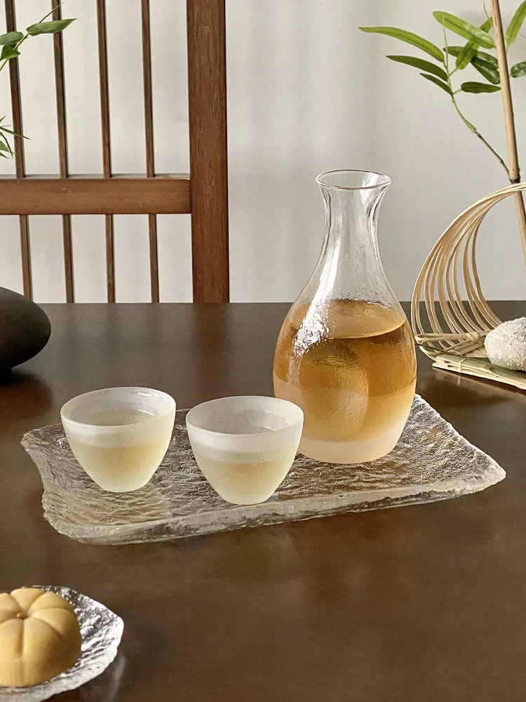 Bộ dụng cụ uống rượu sake kiểu Nhật với bình đựng rượu, ly rượu dùng tại nhà, dụng cụ rót rượu, ly rượu nhỏ, cốc thủy tinh, dụng cụ hâm rượu có họa tiết vân búa.