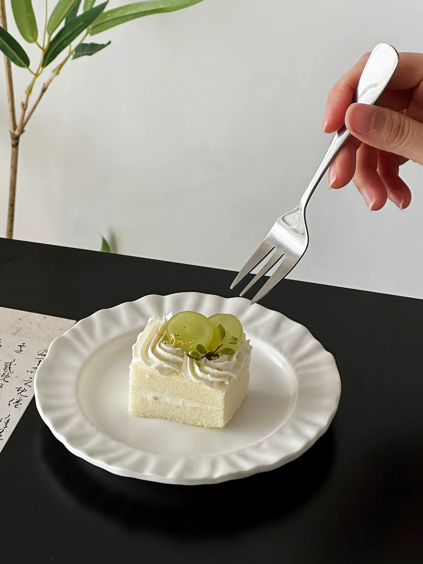 Đĩa sứ viền ren cao cấp, đĩa đựng trái cây, đĩa tráng miệng trà chiều, đĩa tráng miệng đẹp mắt.